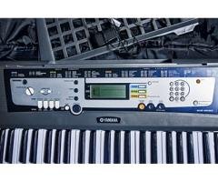 TECLADO YAMAHA EZ-200 PORTÁTIL - FUNCIONA A PILHAS E ELETRICIDADE