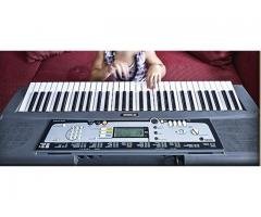 TECLADO YAMAHA EZ-200 PORTÁTIL - FUNCIONA A PILHAS E ELETRICIDADE