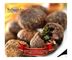 BOLINHO GOURMET DE FEIJOADA RECHEADO COM BACON E COUVE À MINEIRA