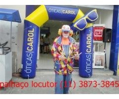 palhaço locutor e personagem cachorro para ação promocional