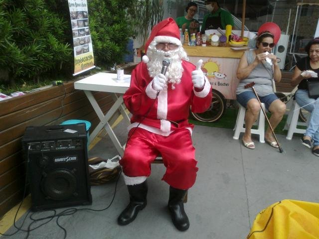 locutor de lojas fantasiado de papai Noel , papai Noel locutor em óticas