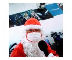 locutor de lojas fantasiado de papai Noel , papai Noel locutor em óticas