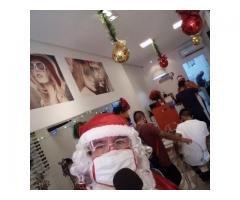 locutor de lojas fantasiado de papai Noel , papai Noel locutor em óticas