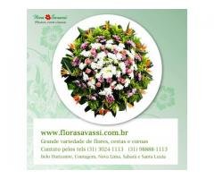 Coroa de flores cemitério Congonhas, entrega coroas velório em Congonhas MG arranjos fúnebres FLORA